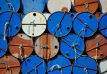 Preços do petróleo e do gás disparam após ataques ao Irã; Bolsas operam em queda