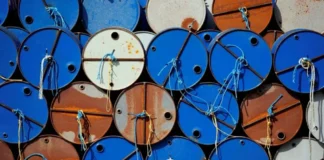 Preços do petróleo e do gás disparam após ataques ao Irã; Bolsas operam em queda