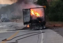 Incêndio em veículo de carga interdita a BR-381 em Antônio Dias