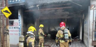 Incêndio destrói loja de motos, atinge hotel e deixa dois feridos em João Monlevade