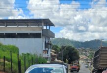 Colisão entre dois veículos deixa três feridas no bairro Loanda