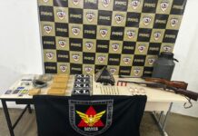 Dupla é presa com drogas, armas e munições no bairro Boa Vista