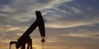 Petróleo dispara e atinge maior nível desde 2020 após escalada de tensões no Oriente Médio
