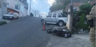 Caminhonete desce sozinha em Itabira e provoca acidente com motocicleta