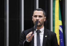 Cleitinho lidera todos os cenários em que aparece na disputa para o governo de Minas, aponta pesquisa