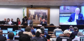 CCJ da Câmara adia votação de PECs que estabelecem fim da escala 6×1