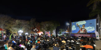 Cinema na cidade transforma praça de Rio Piracicaba em palco para cinema, música e cultura popular