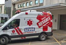 Mulher é prensada após veículo invadir estabelecimento em João Monlevade