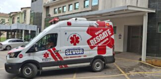 Mulher é prensada após veículo invadir estabelecimento em João Monlevade