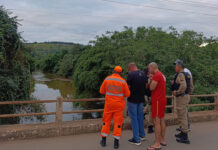 Populares relatam corpo em rio e mobilizam bombeiros em Rio Piracicaba