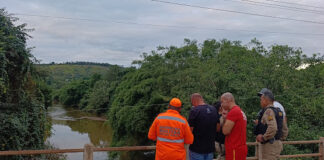 Populares relatam corpo em rio e mobilizam bombeiros em Rio Piracicaba