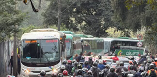 Sindicato sobe o tom e paralisa avenida em protesto contra turno fixo na ArcelorMittal