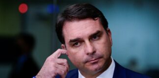 Flávio Bolsonaro admite encontro com Daniel Vorcaro após prisão do banqueiro