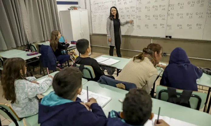 professores-professora-sala-de-aula-classe-escola-6ebe4ead