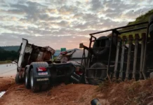 Carreta de combustíveis tomba e interdita BR-381 em Antônio Dias