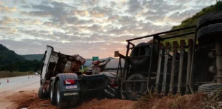 Carreta de combustíveis tomba e interdita BR-381 em Antônio Dias