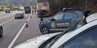 Corpo é localizado próximo a carreta estacionada na BR-381
