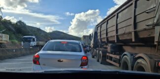 BR-381 segue com obras e trânsito lento entre Belo Horizonte e Governador Valadares Segundo a concessionária que administra a BR-381, as retenções nesses pontos devidos às obras podem variar entre 20 minutos e uma hora e meia, conforme o trecho e o volume de veículos.