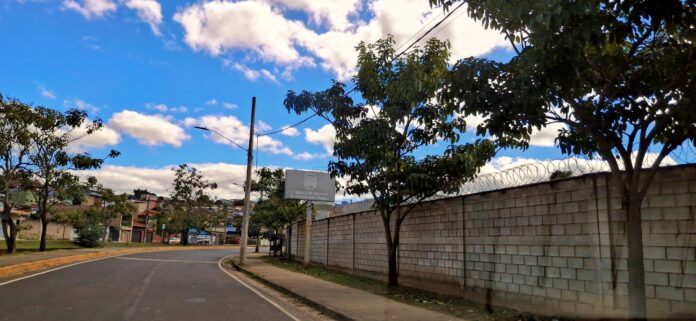 Entrada da Delegacia Regional da Polícia Civil de Minas Gerais (PCMG), em Itabira, durante visita técnica do SINDPOL-MG que apontou falta de efetivo, problemas estruturais e desvio de função de investigadores.