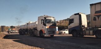Líder de caminhoneiros diz que haverá paralisação geral nesta segunda-feira Caminhões trafegam pela BR-381, em Minas Gerais. Mobilização nacional de caminhoneiros pode pressionar o Senado pela votação da MP do Frete e do piso mínimo do transporte rodoviário de cargas. Foto: Arnon Germano
