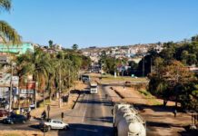 Prefeitura licita instalação de estruturas de boas-vindas e identificação em João Monlevade Vista do trevo do bairro Cruzeiro Celeste, em João Monlevade, na região de acesso à BR-381, local que poderá receber um novo letreiro de identificação do município após a abertura de licitação pela Prefeitura.