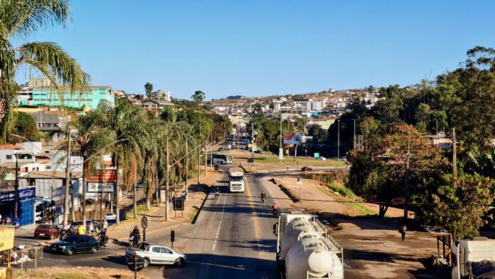 Trevo do Cruzeiro Celeste, em João Monlevade, poderá receber novo letreiro após abertura de licitação, Foto-Arnon-Germano Vista do trevo do bairro Cruzeiro Celeste, em João Monlevade, na região de acesso à BR-381, local que poderá receber um novo letreiro de identificação do município após a abertura de licitação pela Prefeitura.