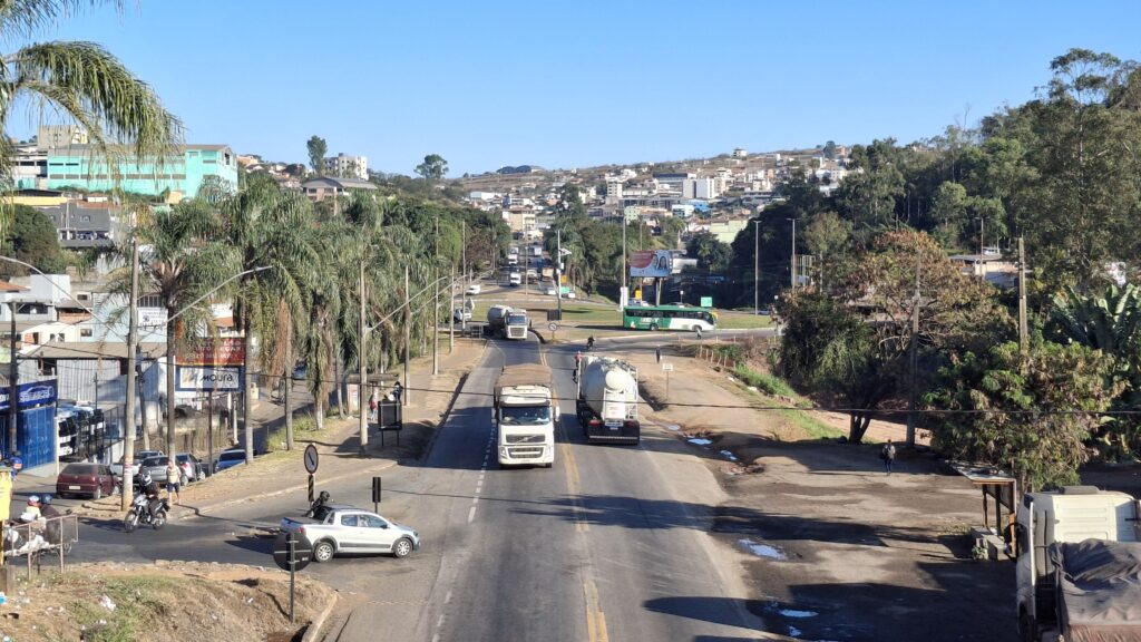 Trevo de acesso ao bairro Cruzeiro Celeste, em João Monlevade, na BR-381. Local está entre os pontos que aguardam as obras de readequação anunciadas pela Nova 381 para melhorar o fluxo de veículos e a segurança viária.
