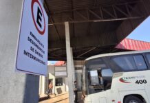 Embarques começam no novo terminal rodoviário de João Monlevade Ônibus da Viação Lopes estacionado no novo terminal rodoviário de João Monlevade, anexo à Rede Graal, antes do embarque com destino a São Domingos do Prata, na manhã desta quarta-feira (8) - Foto: Arnon Germano
