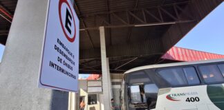 Embarques começam no novo terminal rodoviário de João Monlevade Ônibus da Viação Lopes estacionado no novo terminal rodoviário de João Monlevade, anexo à Rede Graal, antes do embarque com destino a São Domingos do Prata, na manhã desta quarta-feira (8) - Foto: Arnon Germano