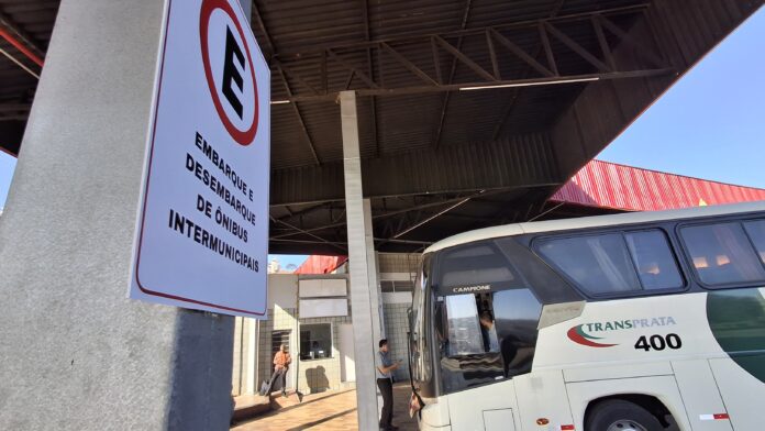 Ônibus da Viação Lopes estacionado no novo terminal rodoviário de João Monlevade, anexo à Rede Graal, antes do embarque com destino a São Domingos do Prata, na manhã desta quarta-feira (8) - Foto: Arnon Germano