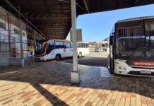 Transporte entre João Monlevade e Barão de Cocais passa por reestruturação nos horários Ônibus da Viação Caraça estacionado em ponto de embarque no novo Terminal Rodoviário de João Monlevade, anexo ao Graal, utilizado para o transporte intermunicipal de passageiros