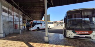 Transporte entre João Monlevade e Barão de Cocais passa por reestruturação nos horários Ônibus da Viação Caraça estacionado em ponto de embarque no novo Terminal Rodoviário de João Monlevade, anexo ao Graal, utilizado para o transporte intermunicipal de passageiros