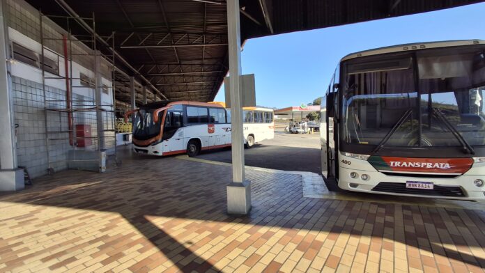 Ônibus da Viação Caraça estacionado em ponto de embarque no novo Terminal Rodoviário de João Monlevade, anexo ao Graal, utilizado para o transporte intermunicipal de passageiros