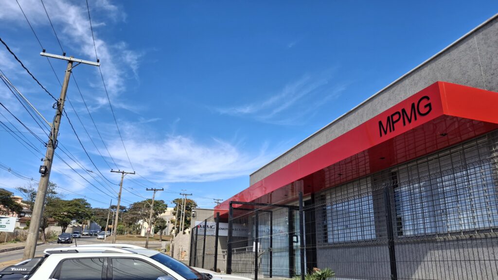 Fachada da nova sede das Promotorias de Justiça de João Monlevade com a identificação MPMG na avenida Alberto Lima.