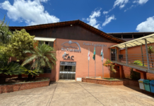 Câmara de Rio Piracicaba abre concurso público com cinco vagas e salários de até R$ 4 mil Sede da Câmara Municipal de Rio Piracicaba, em Minas Gerais, onde foi publicado o edital do concurso público 2026 com vagas para Assistente Legislativo, Controlador Interno e Oficial de Serviços Gerais.