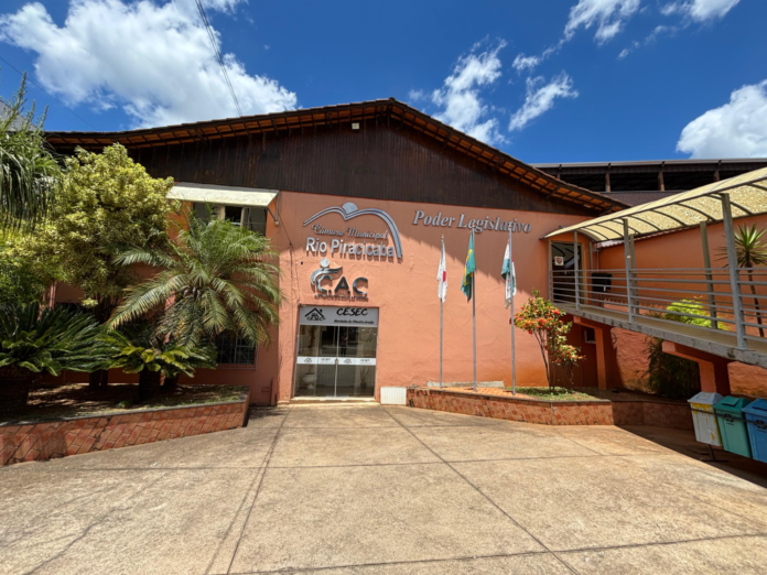 247-foto Sede da Câmara Municipal de Rio Piracicaba, em Minas Gerais, onde foi publicado o edital do concurso público 2026 com vagas para Assistente Legislativo, Controlador Interno e Oficial de Serviços Gerais.