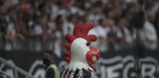 Hospital Margarida recebe visita do Galo Doido em ação de humanização nesta quinta-feira