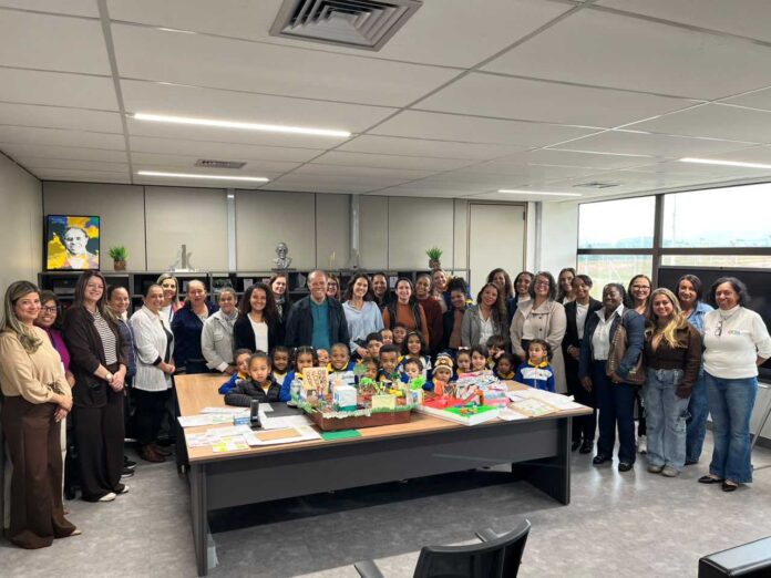 Professores e crianças participam de encontro sobre o Plano Municipal pela Primeira Infância ao lado do prefeito Nozinho, na Prefeitura de São Gonçalo do Rio Abaixo, contribuindo para a elaboração de políticas públicas voltadas à infância.