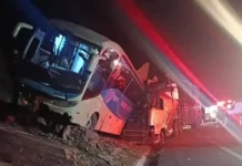 Colisão entre carreta e ônibus deixa dois mortos e vários feridos na BR-135
