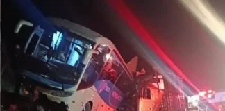 Colisão entre carreta e ônibus deixa dois mortos e vários feridos na BR-135