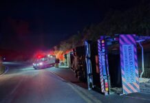 Carreta cegonha capota na Serra do Macuco e deixa duas pessoas feridas na BR-262