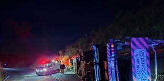 Carreta cegonha capota na Serra do Macuco e deixa duas pessoas feridas na BR-262