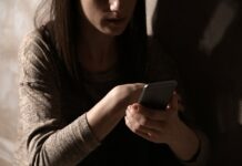 Violência contra mulheres no ambiente virtual cresce e acende alerta em Minas Gerais