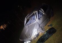 Mãe e filho ficam feridos após carro sair da pista e cair em campo de futebol em São Domingos do Prata