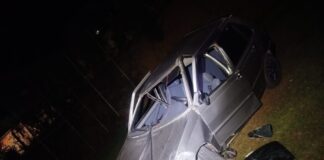 Mãe e filho ficam feridos após carro sair da pista e cair em campo de futebol em São Domingos do Prata