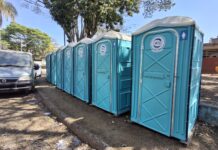 Permanência de banheiros químicos em praça do bairro Satélite gera reclamações de moradores