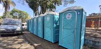 Permanência de banheiros químicos em praça do bairro Satélite gera reclamações de moradores