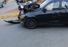 Moto fica sobre capô de carro após colisão na avenida Wilson Alvarenga