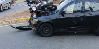Moto fica sobre capô de carro após colisão na avenida Wilson Alvarenga