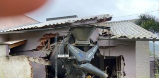 Caminhão betoneira desgovernado atinge residência no Centro de São Domingos do Prata